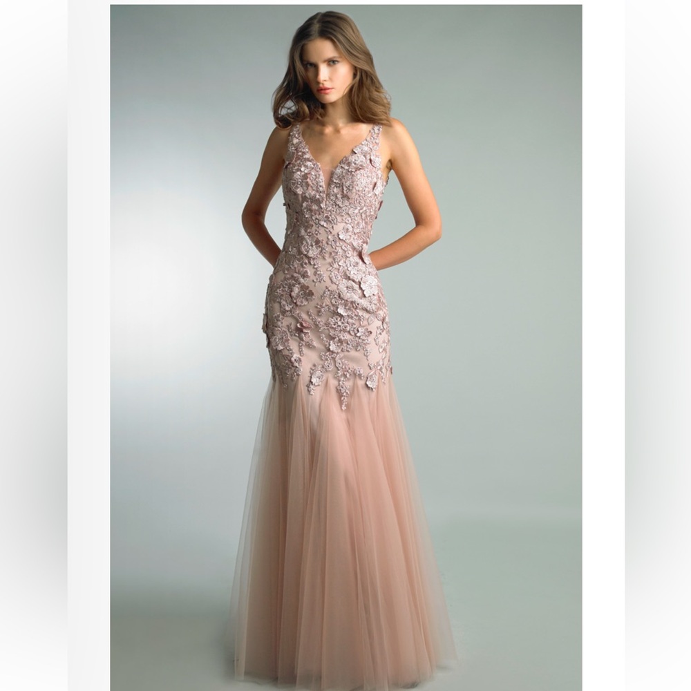 Stunning floral evening gown by Basix Black Label in size 4. Fits beautifully.